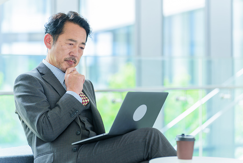 40代営業がキャリア再起動を考えて悩む様子