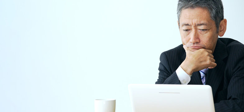 営業の副業の進め方を考える中高年営業のイメージ