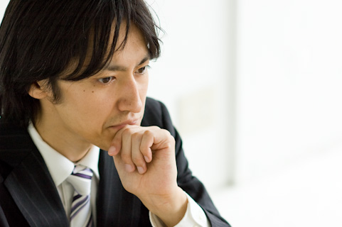 40代の営業職が副業を始める前に準備を考えている様子