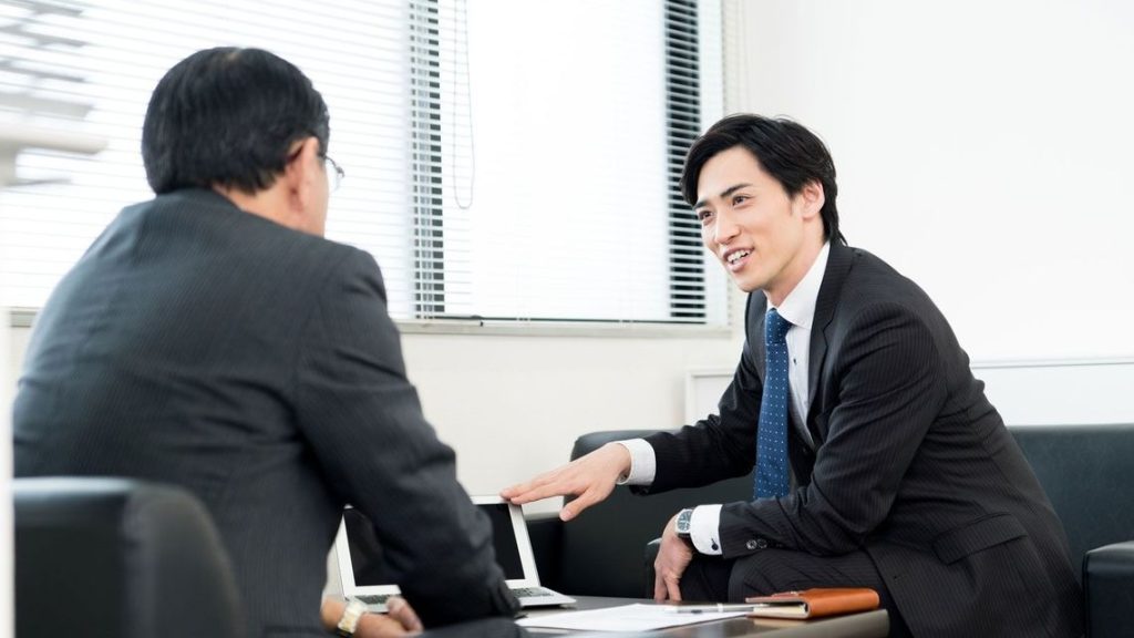 alt="転職エージェントに相談する40代営業のイメージ"