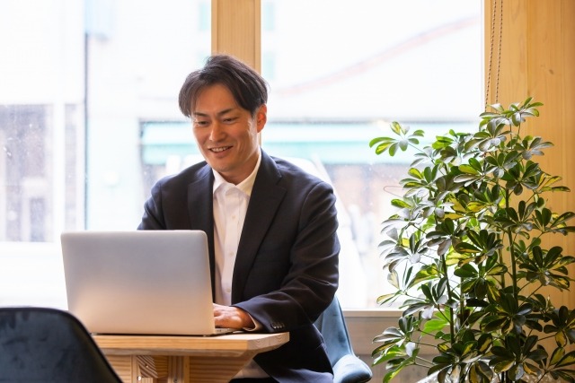 AIや副業で新しい働き方を始める40代男性