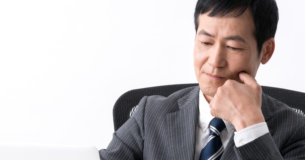 営業を続けるか悩む40代男性