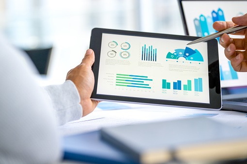 営業データを分析して現状を把握する様子